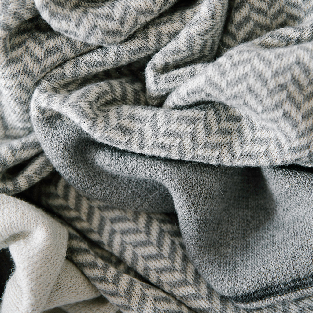 New Amsterdam Throw in Gray/Ivory
